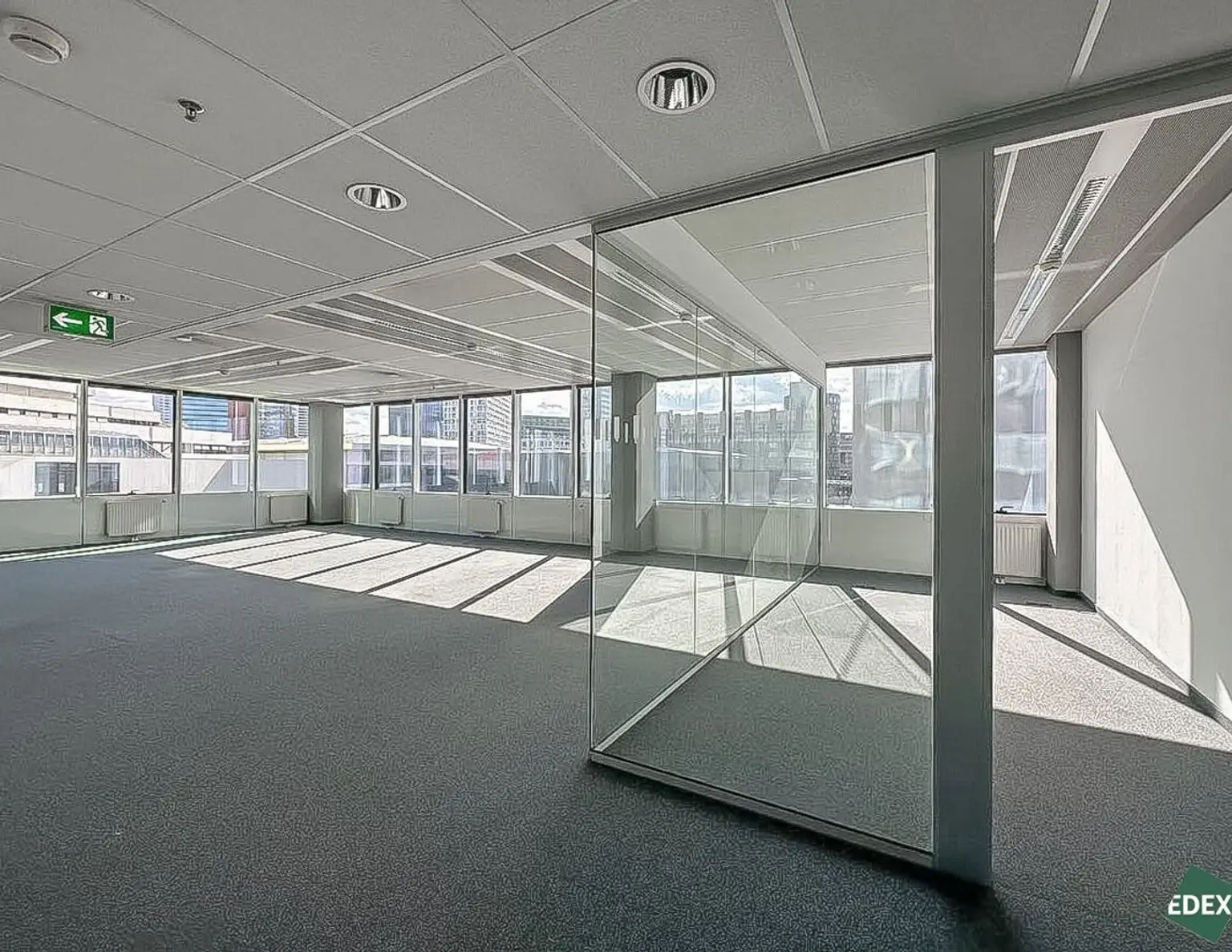Modernes Büro mit Balkon im Saturn Tower