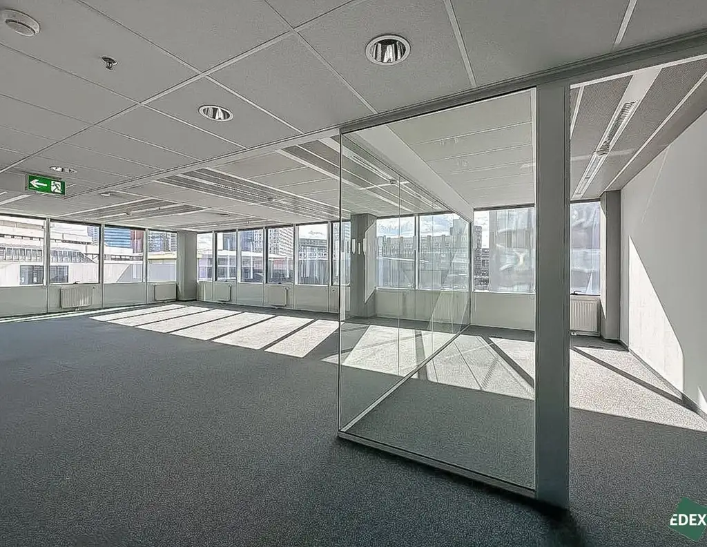 Modernes Büro mit Balkon im Saturn Tower