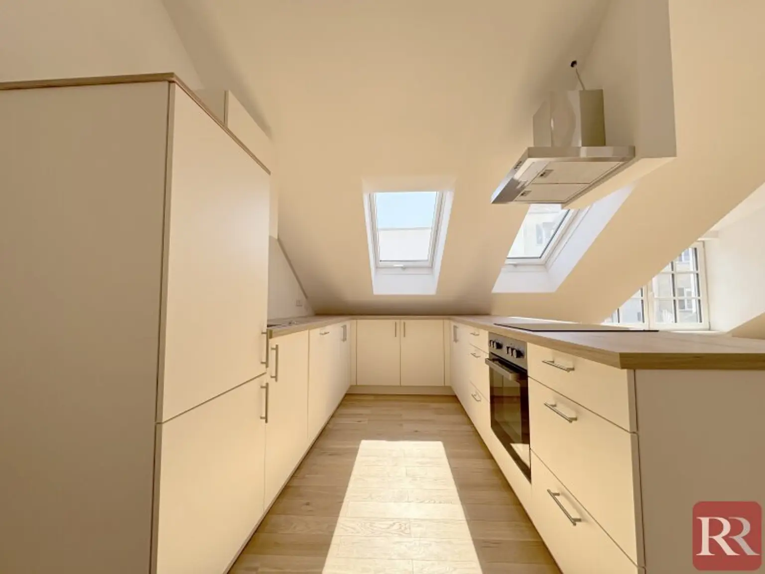Moderne Dachgeschosswohnung mit hochwertiger Ausstattung und zentraler Lage