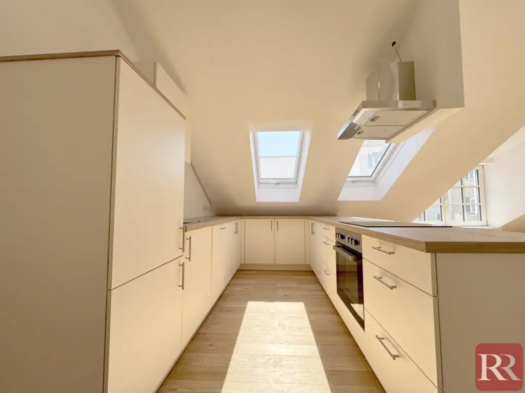 Moderne Dachgeschosswohnung mit hochwertiger Ausstattung und zentraler Lage