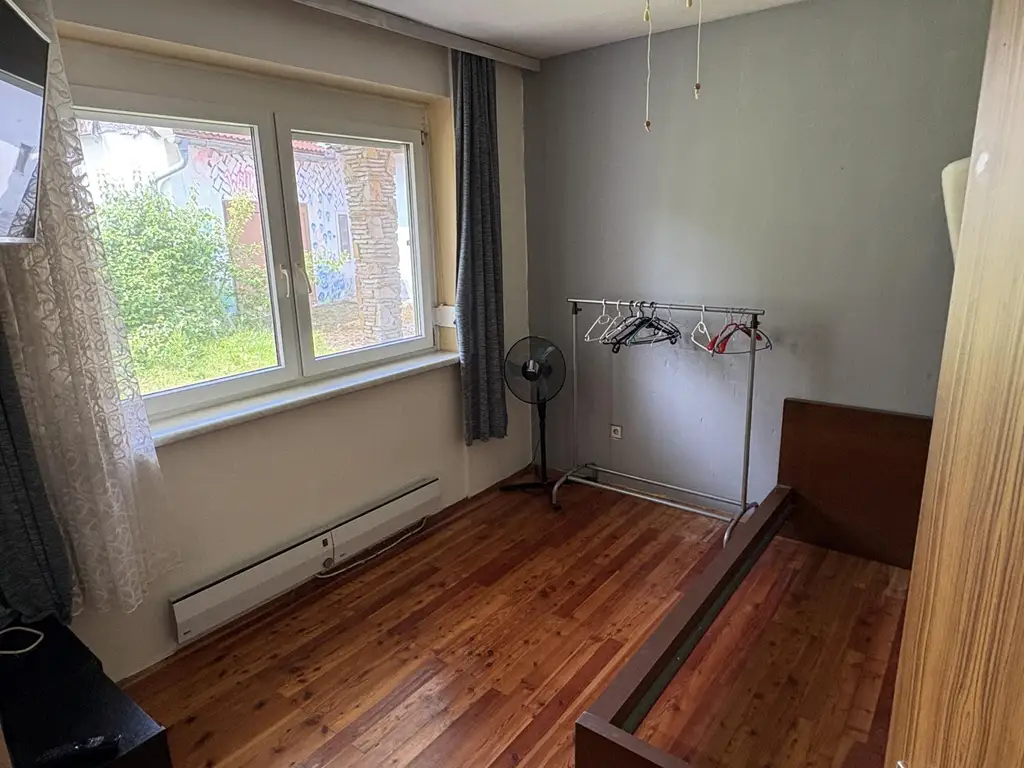 2 Einfamilienhäuser mit Nebengebäuden auf großem Grund!