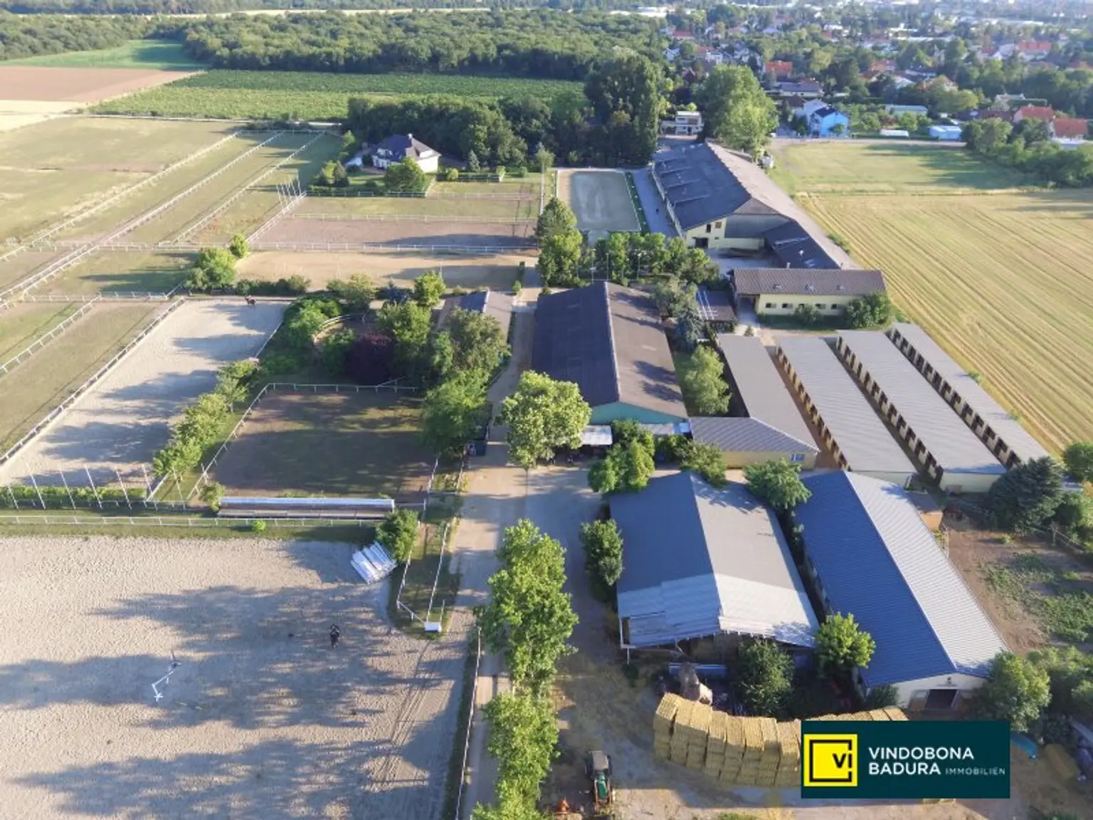 Exklusive Reitsportanlage vor den Toren Wiens – 145 Boxen | Reithallen | Reitplätze | Koppeln | Villa & Personalwohnungen