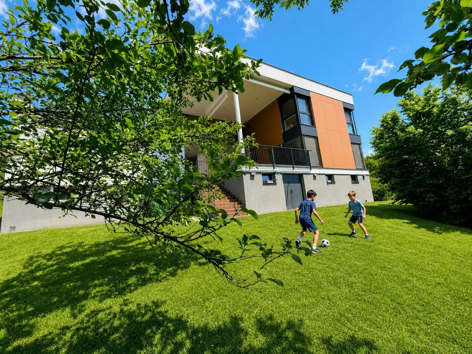 Gartenperspektive mit Fußballkinder