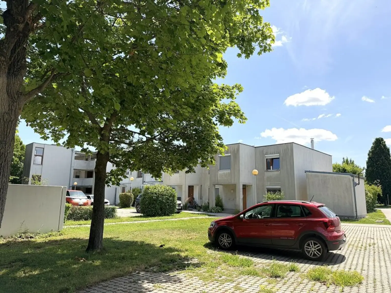 Parkplätze vor dem Haus