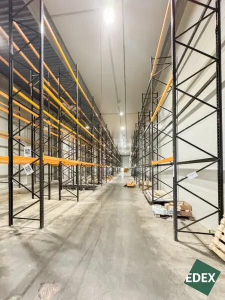 Modernes Regallager (9,5m RH) an der S33