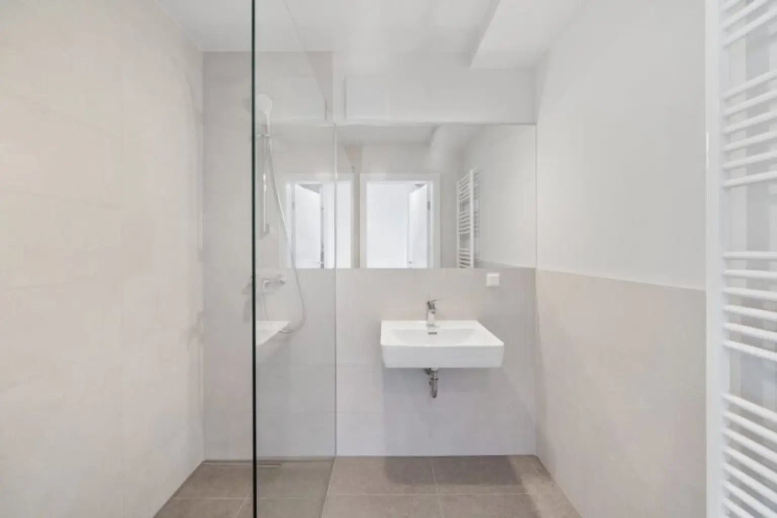 ERSTBEZUG ! Exklusives 148 m² Dachwohnung mit 3 Terrassen in generalsaniertem Gebäude (Top 21)