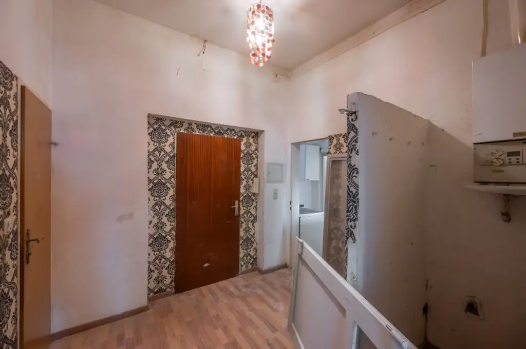 ++NEU++ Renovierungsbedürftige 4-Zimmer Altbauwohnung im Erdgeschoss!