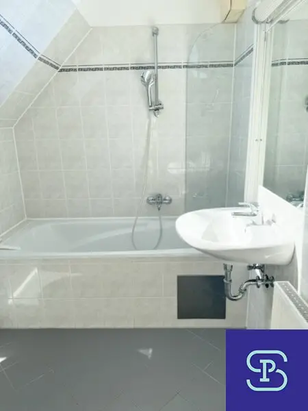 Helle 61m² Dachmaisonette mit 10m² Terrasse - 1170 Wien