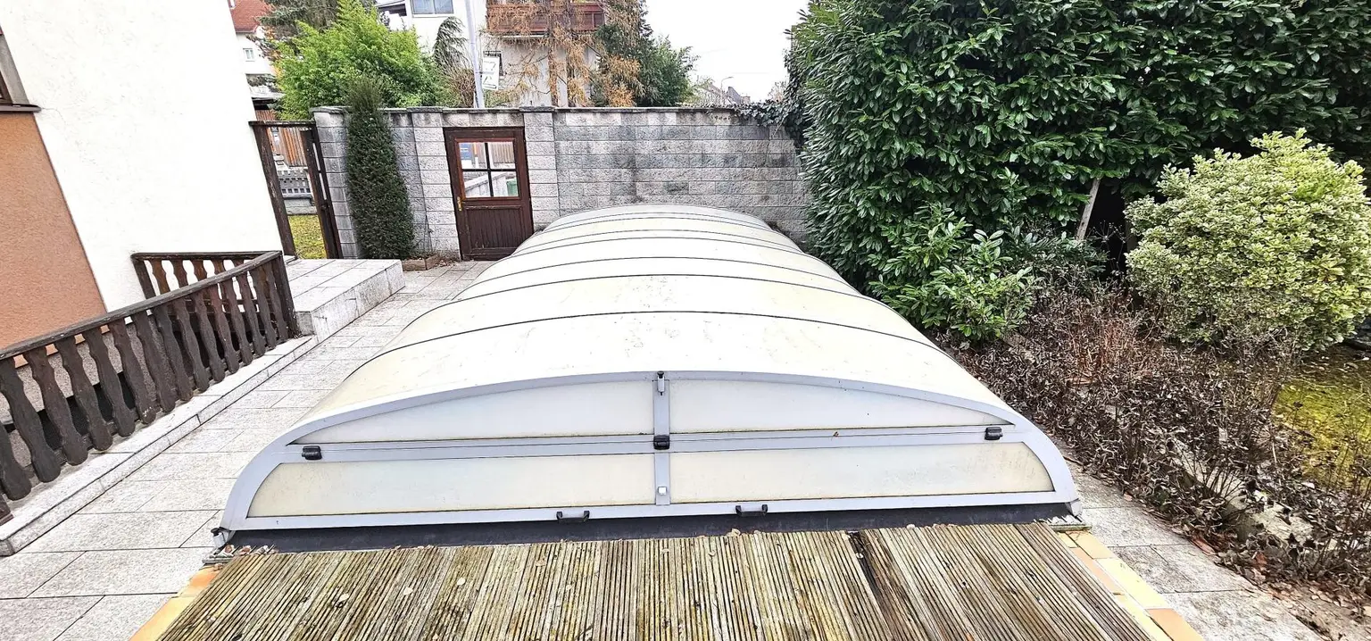 Pool mit Abdeckung (Folie vor 3 Jahren erneuert)