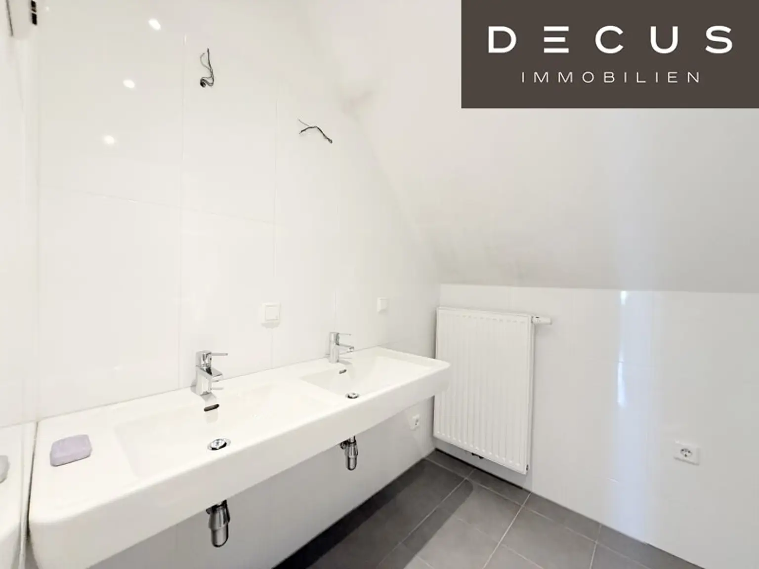 / 4 ZIMMER/ ZENTRAL BEGEHBAR/ VERFÜGBAR AB 1.07.2025 / DACHGESCHOSS / TERRASSE