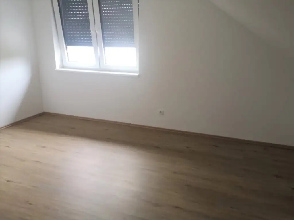 GROßZÜGIGE DACHGESCHOSSWOHNUNG MIT BALKON ZUR VERMIETUNG AB 01.10.2025!