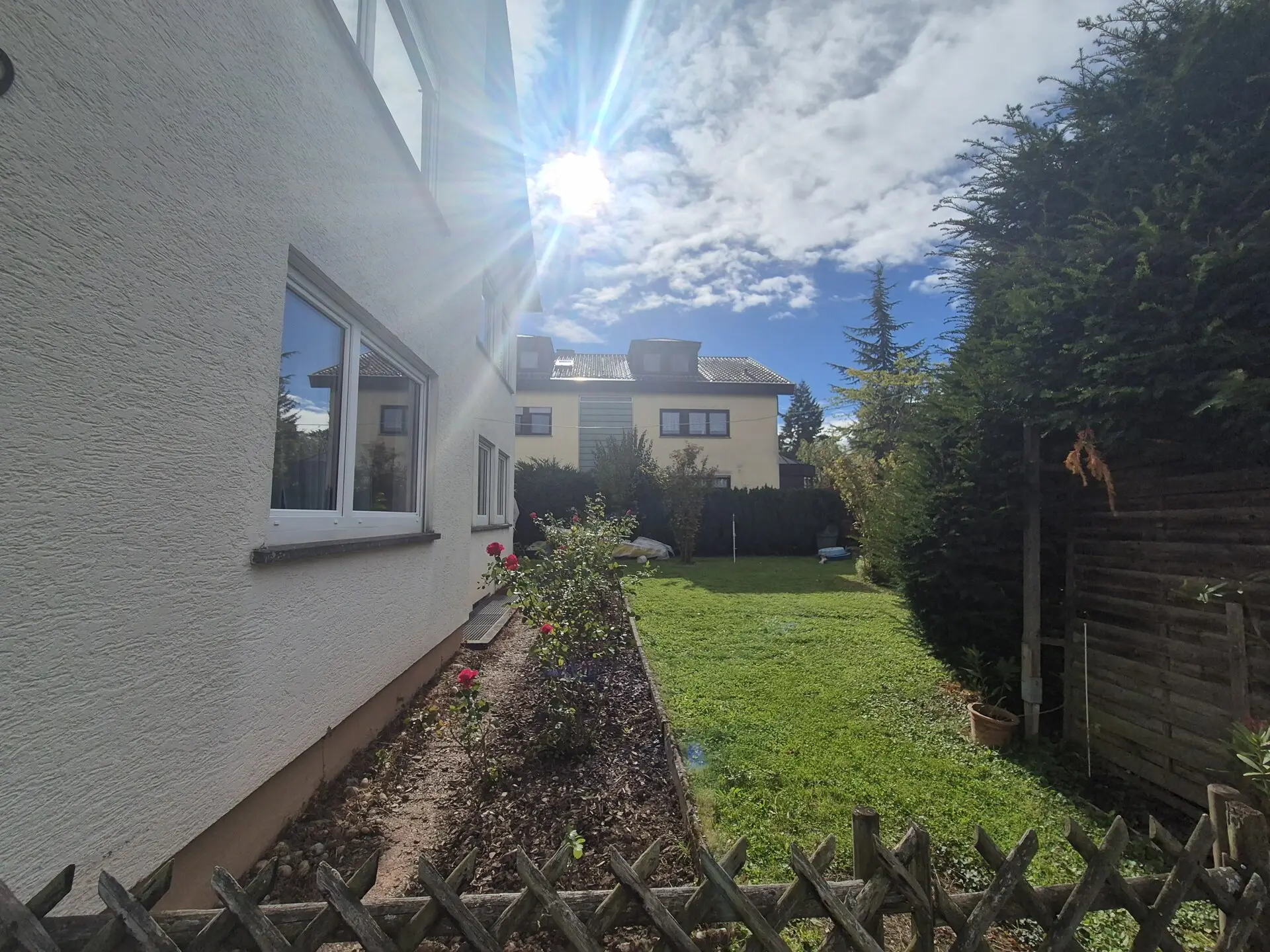 Hausansicht Gartenstreifen Richtung Straße