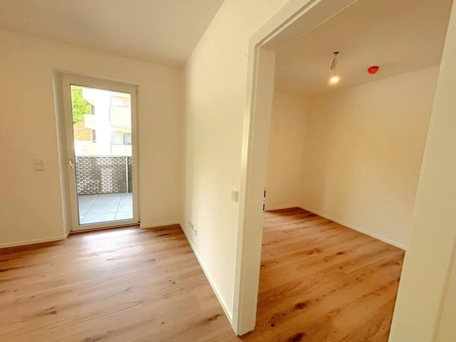 Moderne Erdgeschosswohnung in Altenberg: Erstbezug mit Balkon und Grünblick!