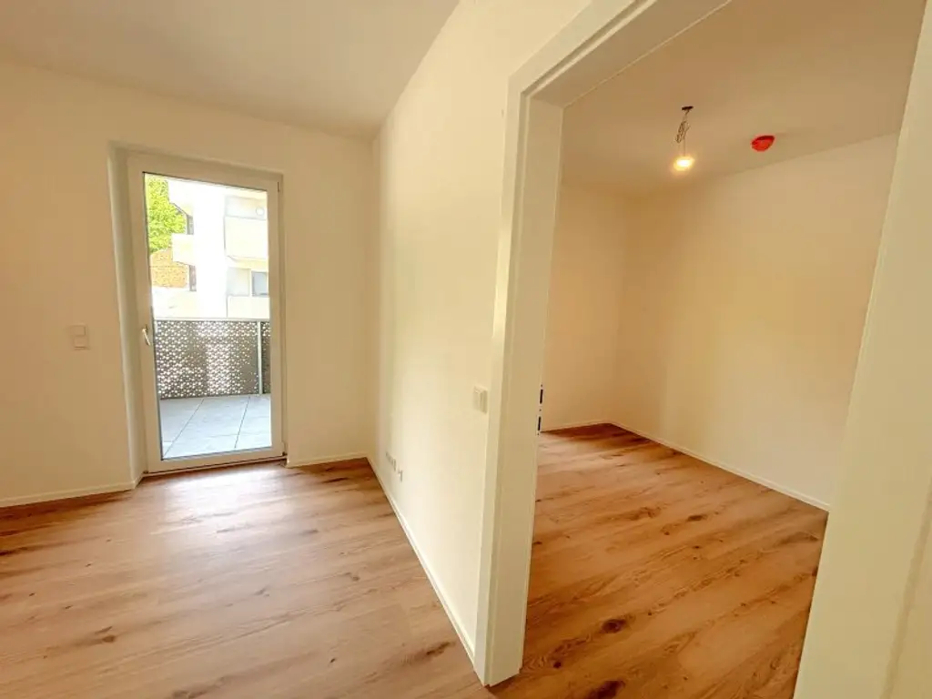 Moderne Erdgeschosswohnung in Altenberg: Erstbezug mit Balkon und Grünblick!
