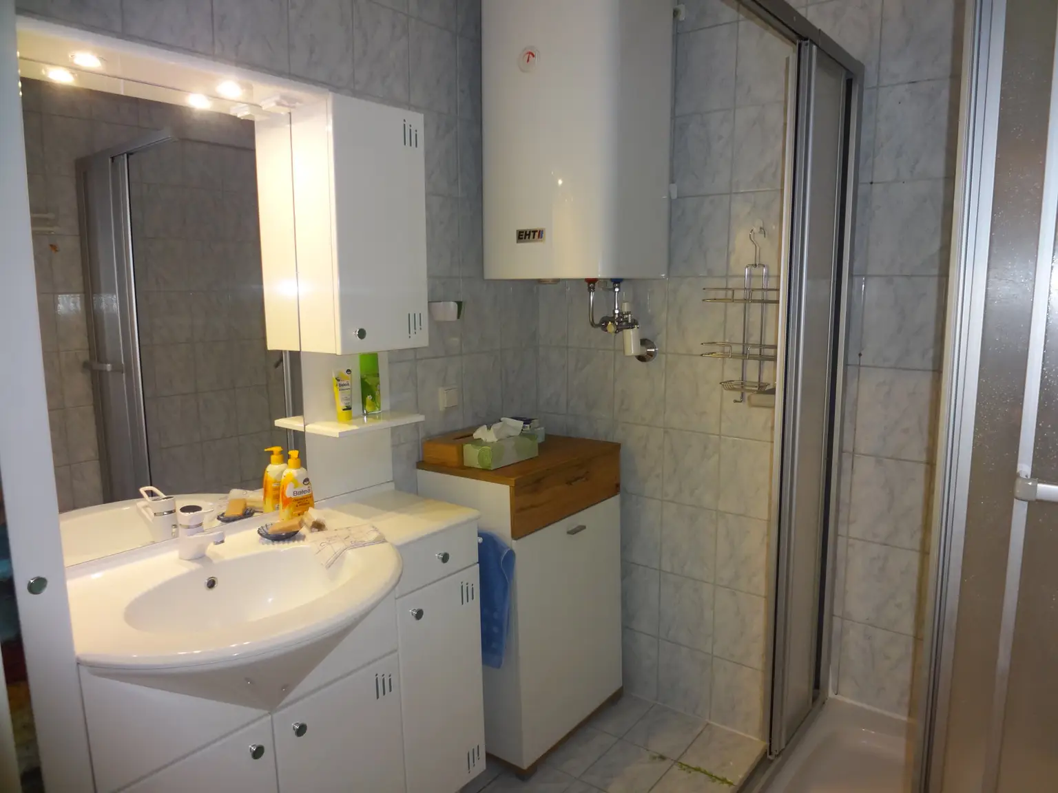 Badezimmer mit Dusche
