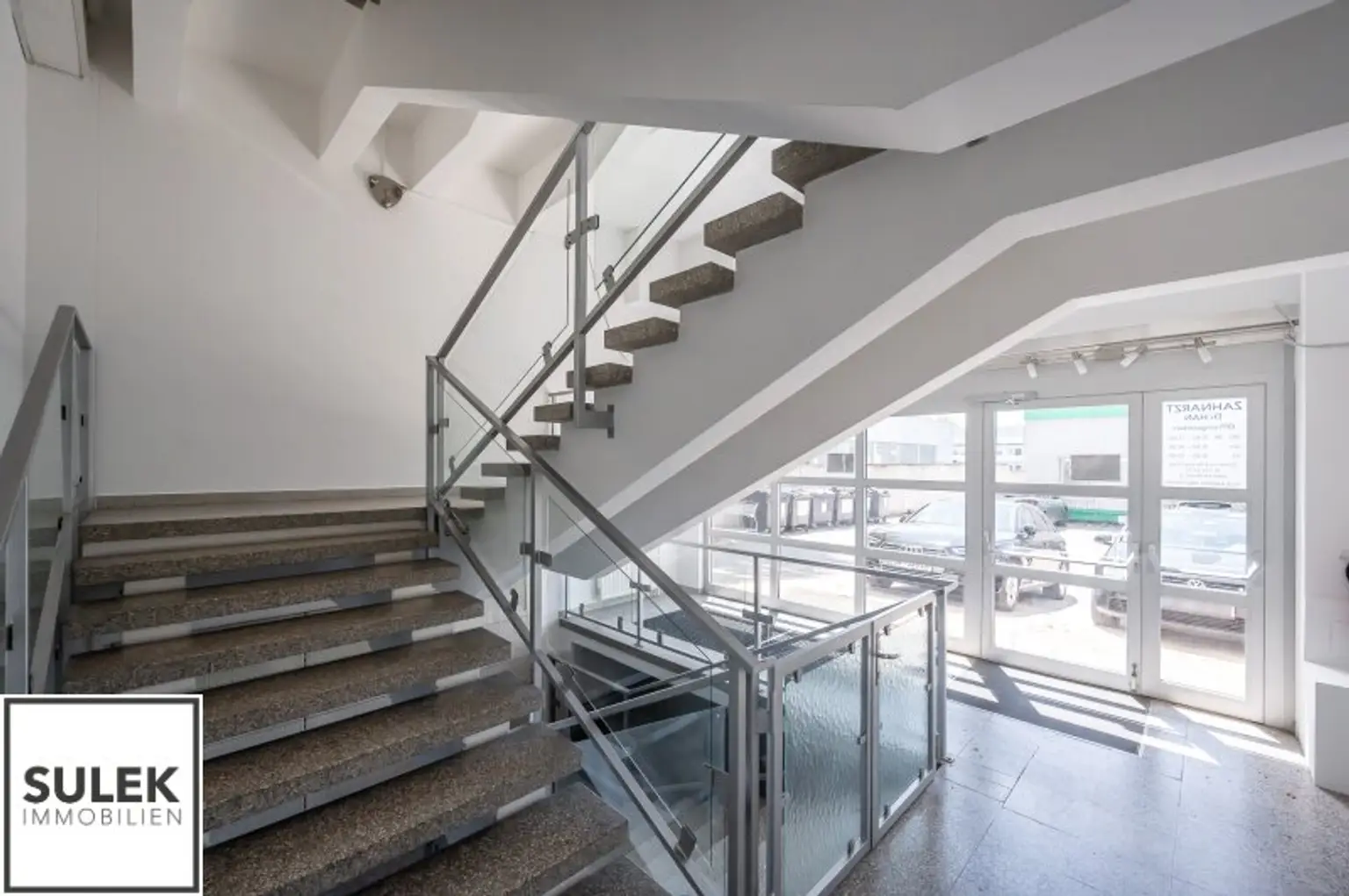 Grundstück mit vier Baukörpern - Büro-, Geschäfts- und Gewerbegebäude inkl. Parkplätzen in Vösendorf
