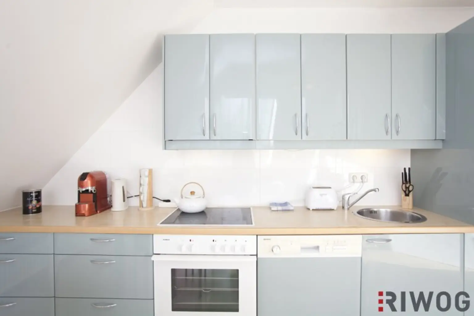 vollmöblierte Dachgeschosswohnung im Altbau *** 3 Gehminuten zum AKH Wien bzw zur Alser Straße