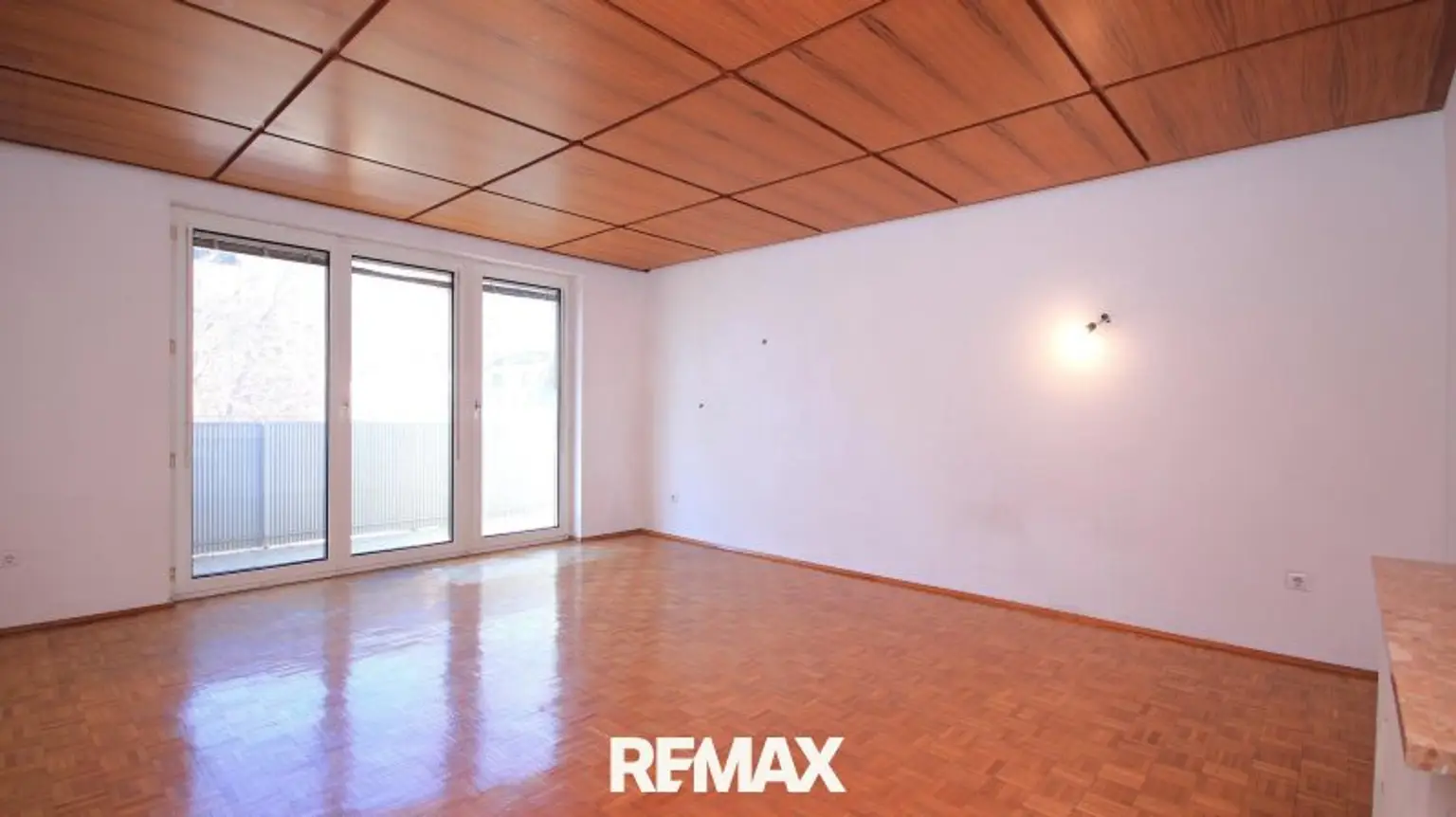 Wohnzimmer mit Ausgang zum Westbalkon