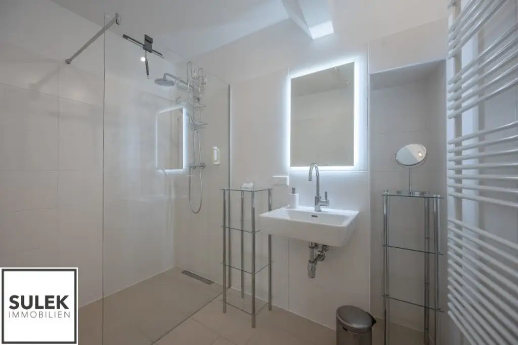 voll möblierte 2 Zimmer DG-Wohnung in Bestlage // Nähe Graben - Stephansdom