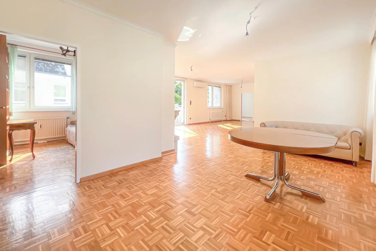 “Rare Parkside Living! Beside Vienna’s Romantic English Garden!“