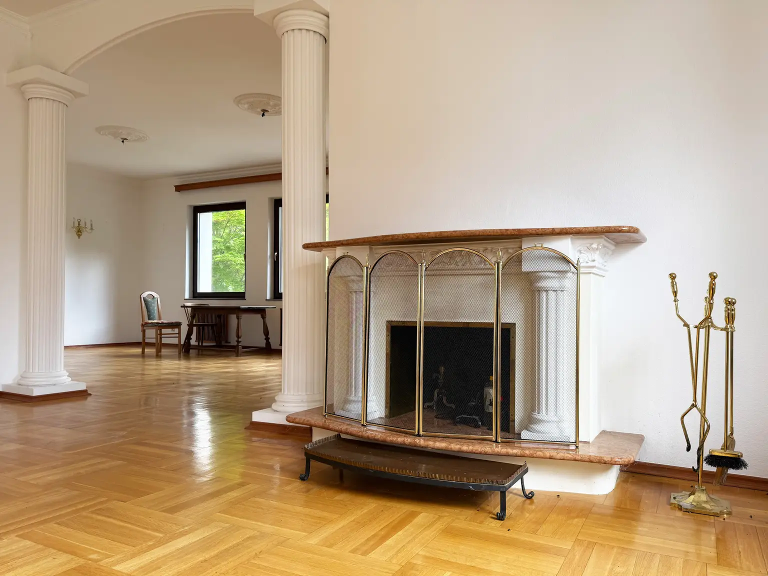 Offener Kamin im Salon