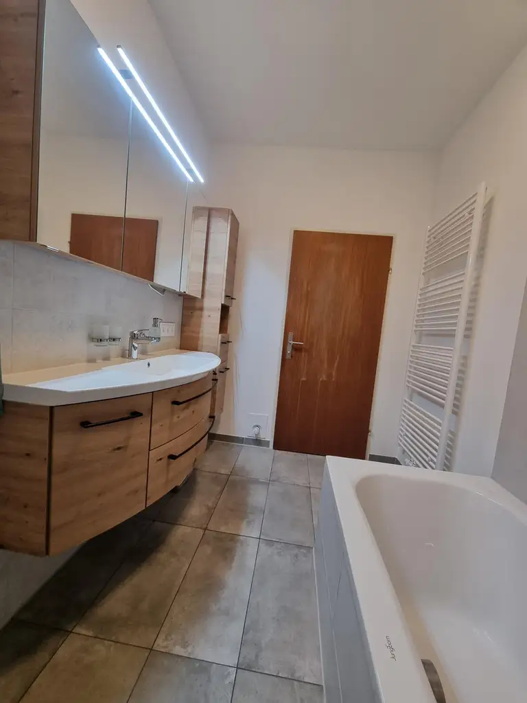 LIEBEVOLLER BUNGALOW MIT GEPFLEGTEM GARTEN IN TRAUMHAFTER RUHELAGE