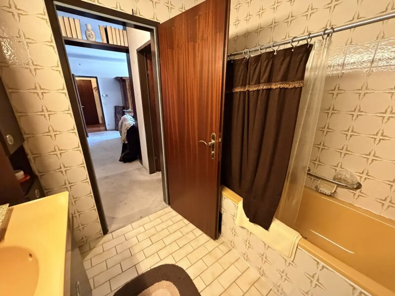 Badezimmer mit Fenster