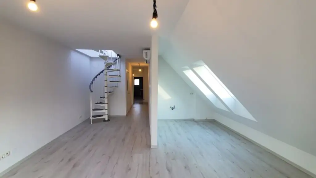 Zinshaus mit 5 Wohneinheiten, 5 KFZ Garagenplätze, Balkone, Garten (vermietet)