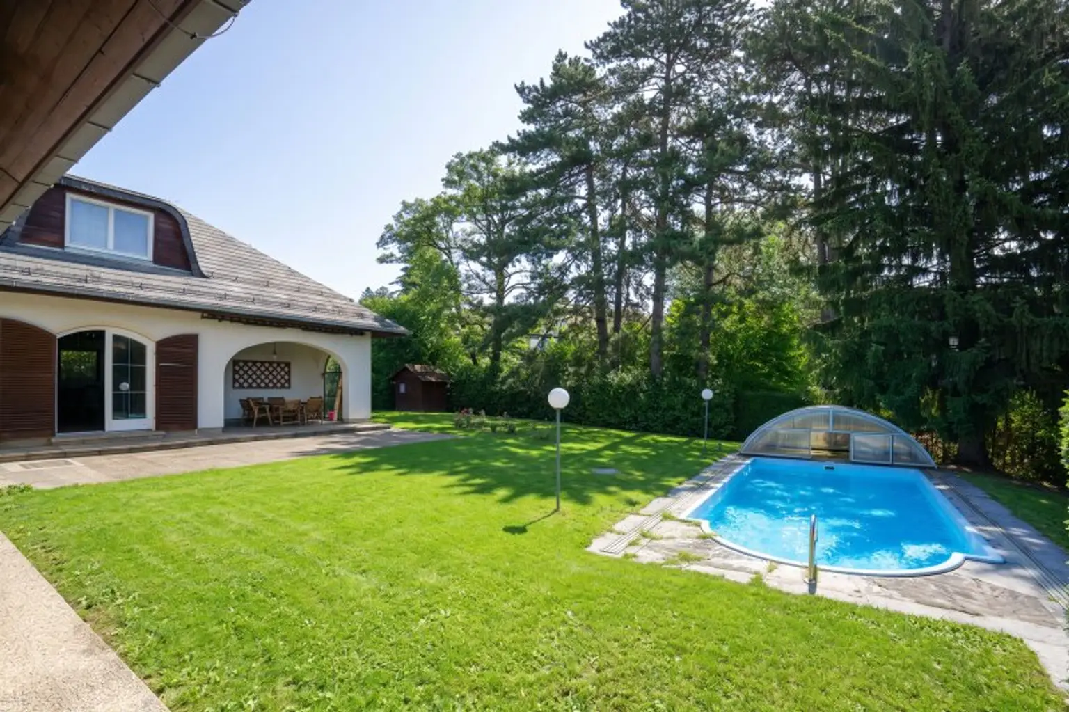 Garten mit Pool und wettergeschützem Sitzplatz