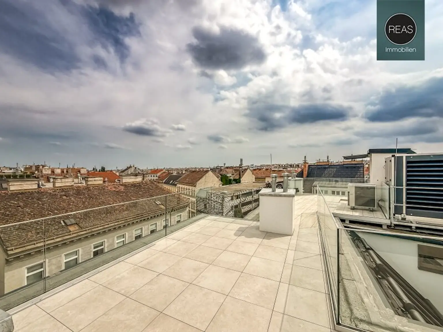 Erstbezug: Atemberaubendes Dachgeschoss - Maisonette - Apartment (klimatisiert) mit 3 Terrassen und hochwertiger Ausstattung im trendigen Ottakring!