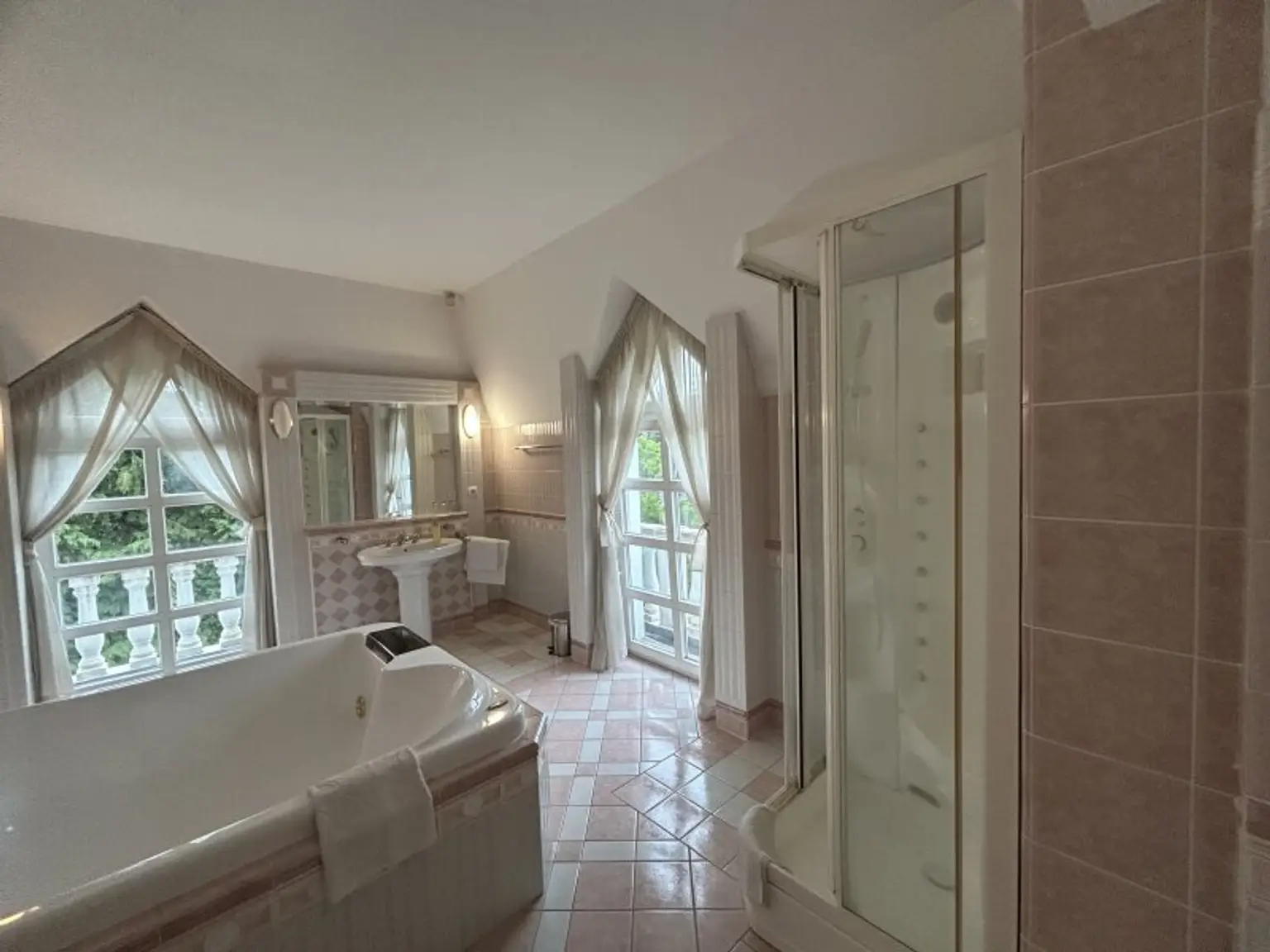 +++ Exklusive Villa im Herzen von Szombathely – Ruheoase auf rund 5300 m² +++