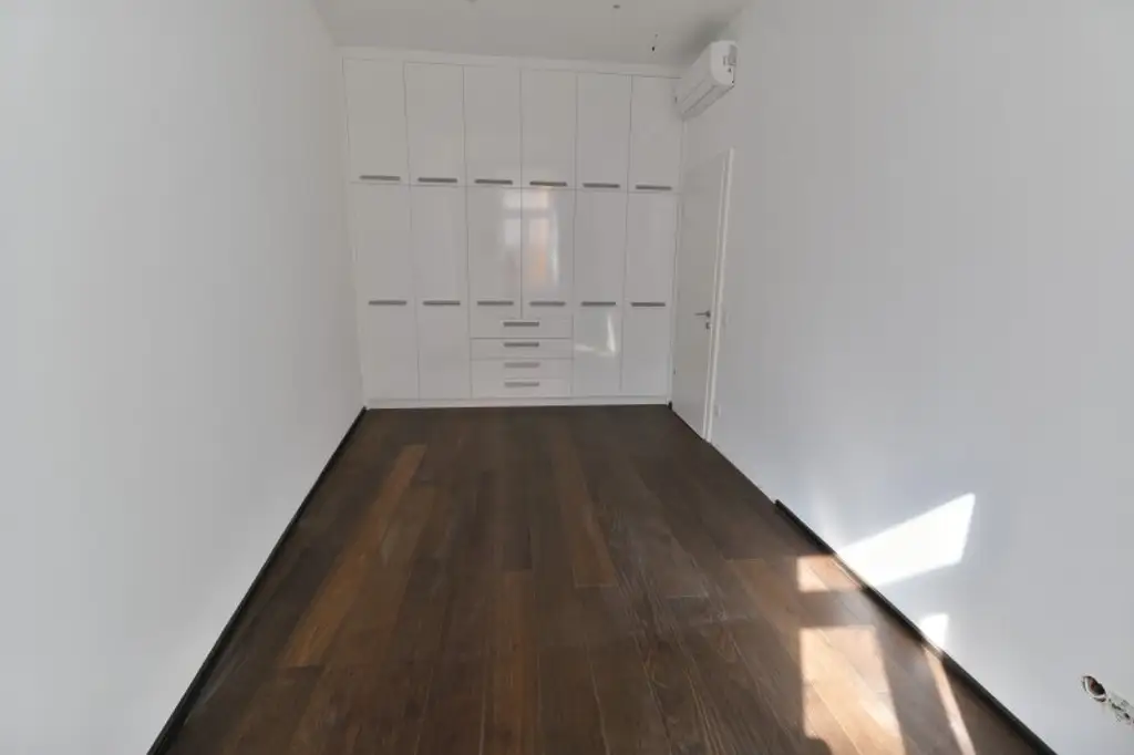 SIEBENBRUNNENPLATZ: Wohnküche + 2 Zimmer + 32 m² Terrasse (neben neuer U2-Station Reinprechtsdorfer Straße)