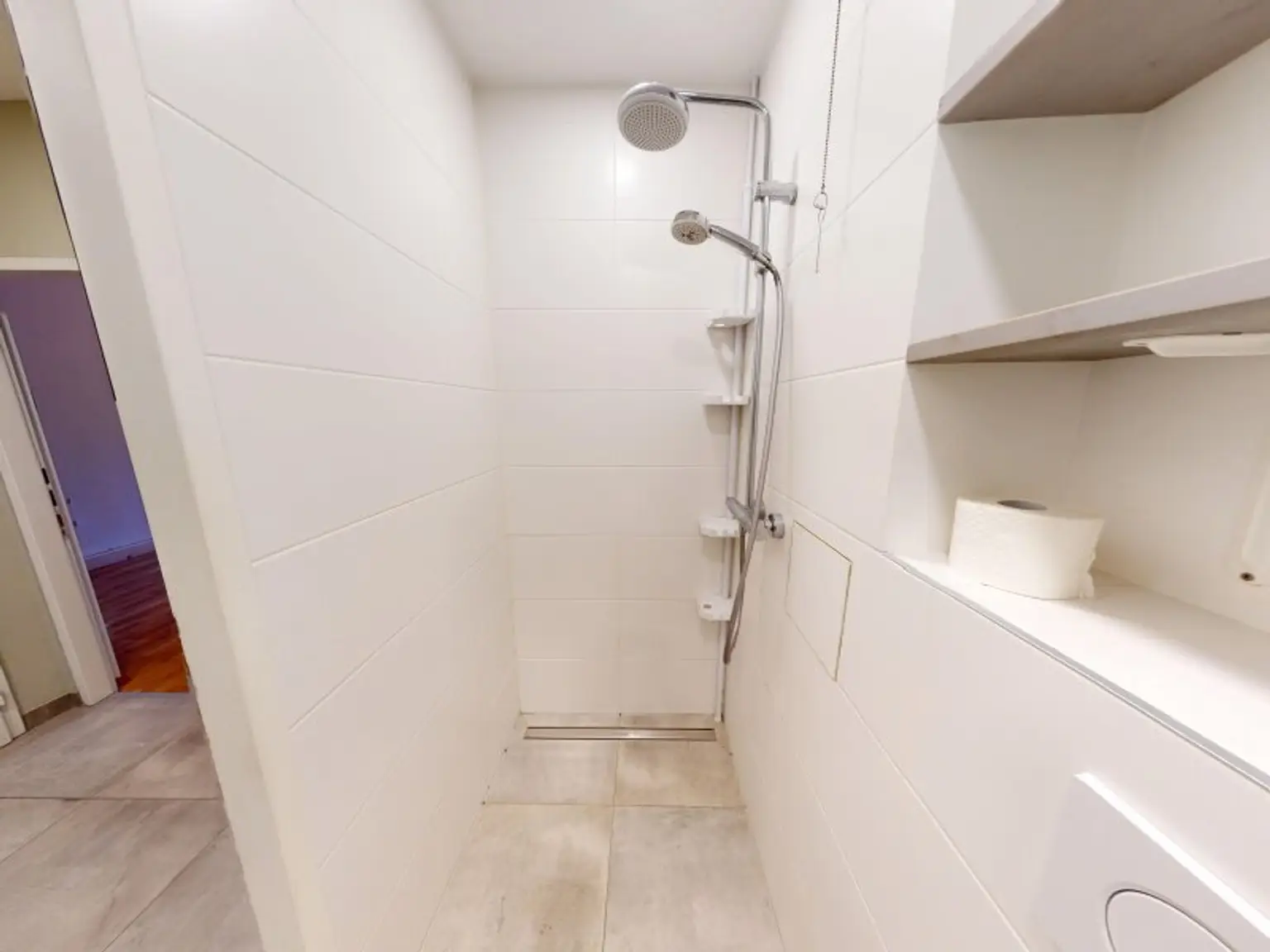 Bad mit Dusche, WC, Waschbecken