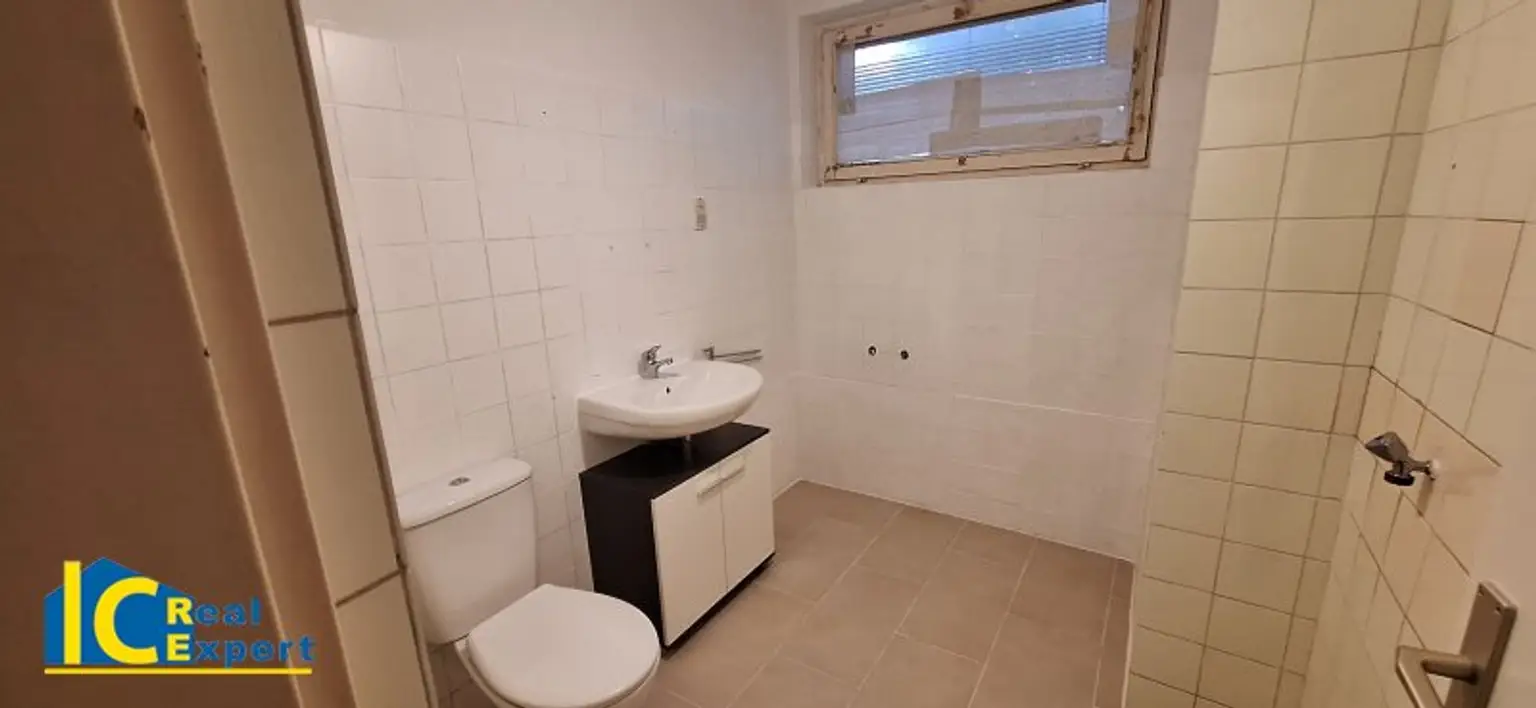 WC und Waschbecken zur gemeinsamen Nutzung aller AR