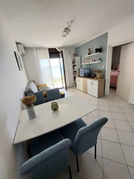 Neuwertige Etagenwohnung mit Terrasse und Blick auf das Meer
