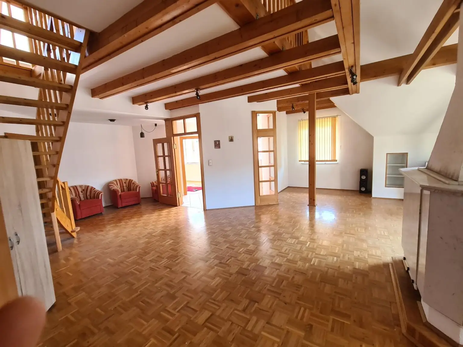 Galeriewohnung auf zwei Ebenen - eigene Garage - Balkon in den Innenhof - sehr gute Infrastruktur