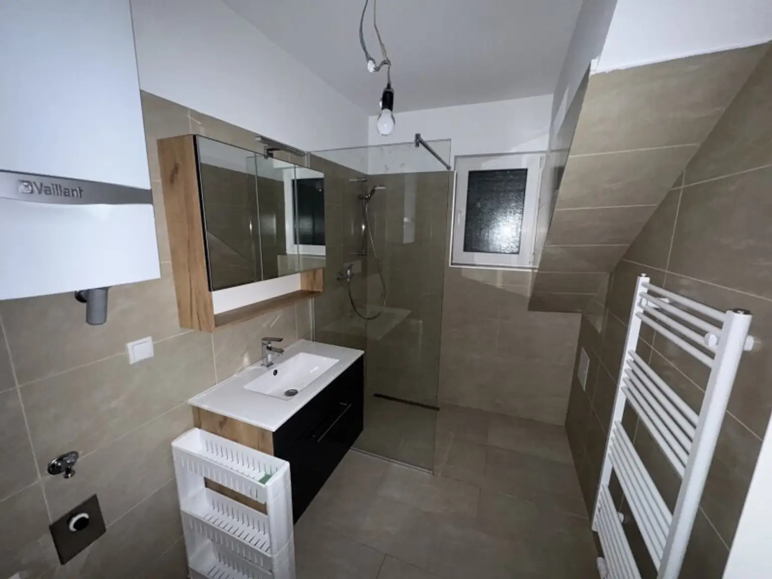 GROßZÜGIGE 4-ZIMMER DACHGESCHOSSWOHNUNG MIT BALKON! AB SOFORT VERFÜGBAR!