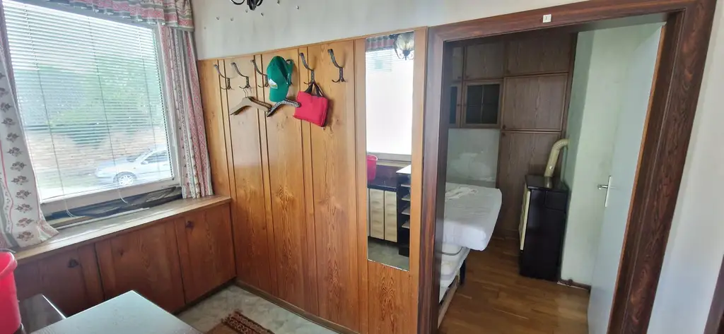 Kleines, sanierungsbedürftiges Haus in ruhiger Lage mit vielseitig nutzbarem Nebengebäude