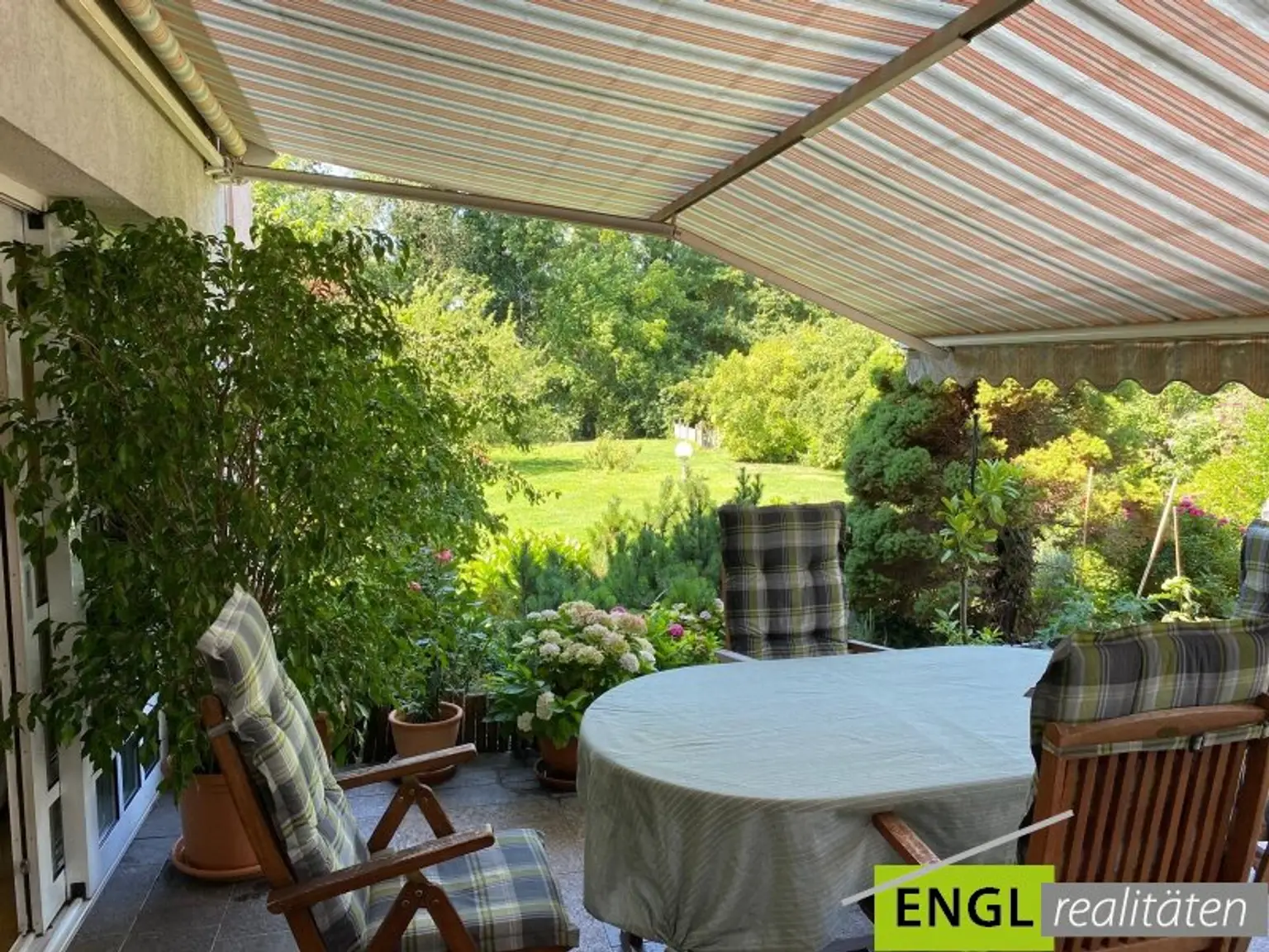 Terrasse mit Gartenblick