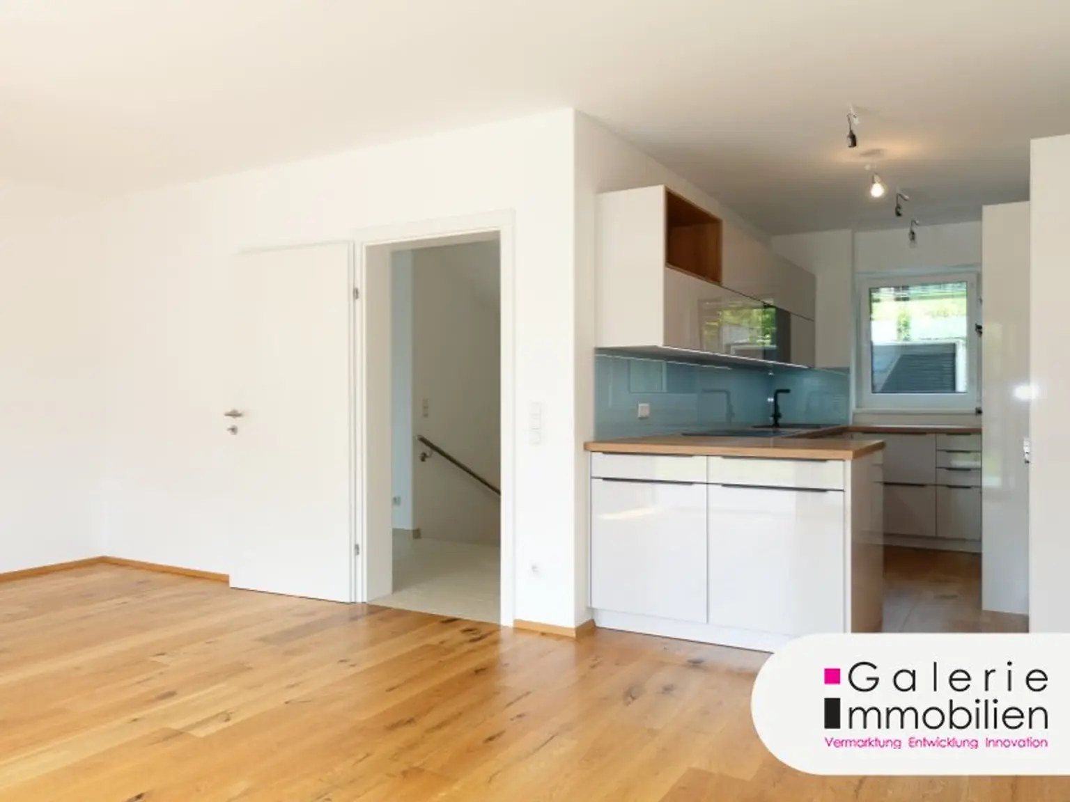 Erstbezug: Sehr schöne, helle und ruhige Doppelhaushälfte (links) mit 4 Zimmern, Eigengarten und Panoramablick-Dachterrasse!