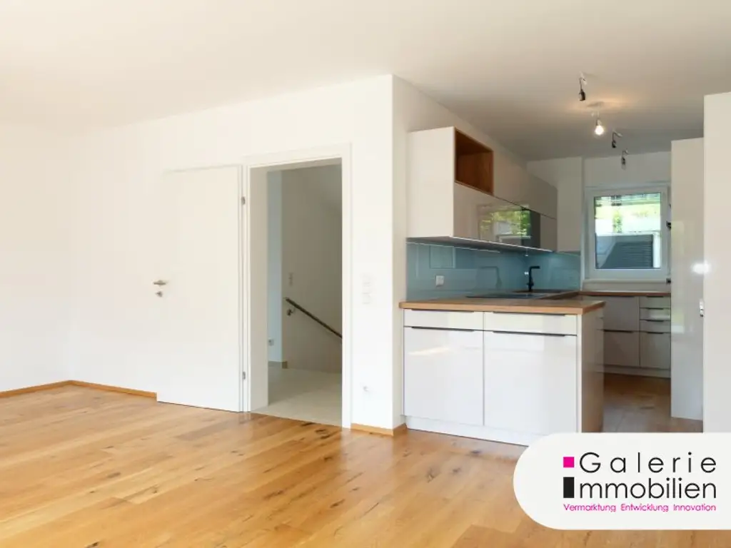 Erstbezug: Sehr schöne, helle und ruhige Doppelhaushälfte (links) mit 4 Zimmern, Eigengarten und Panoramablick-Dachterrasse!