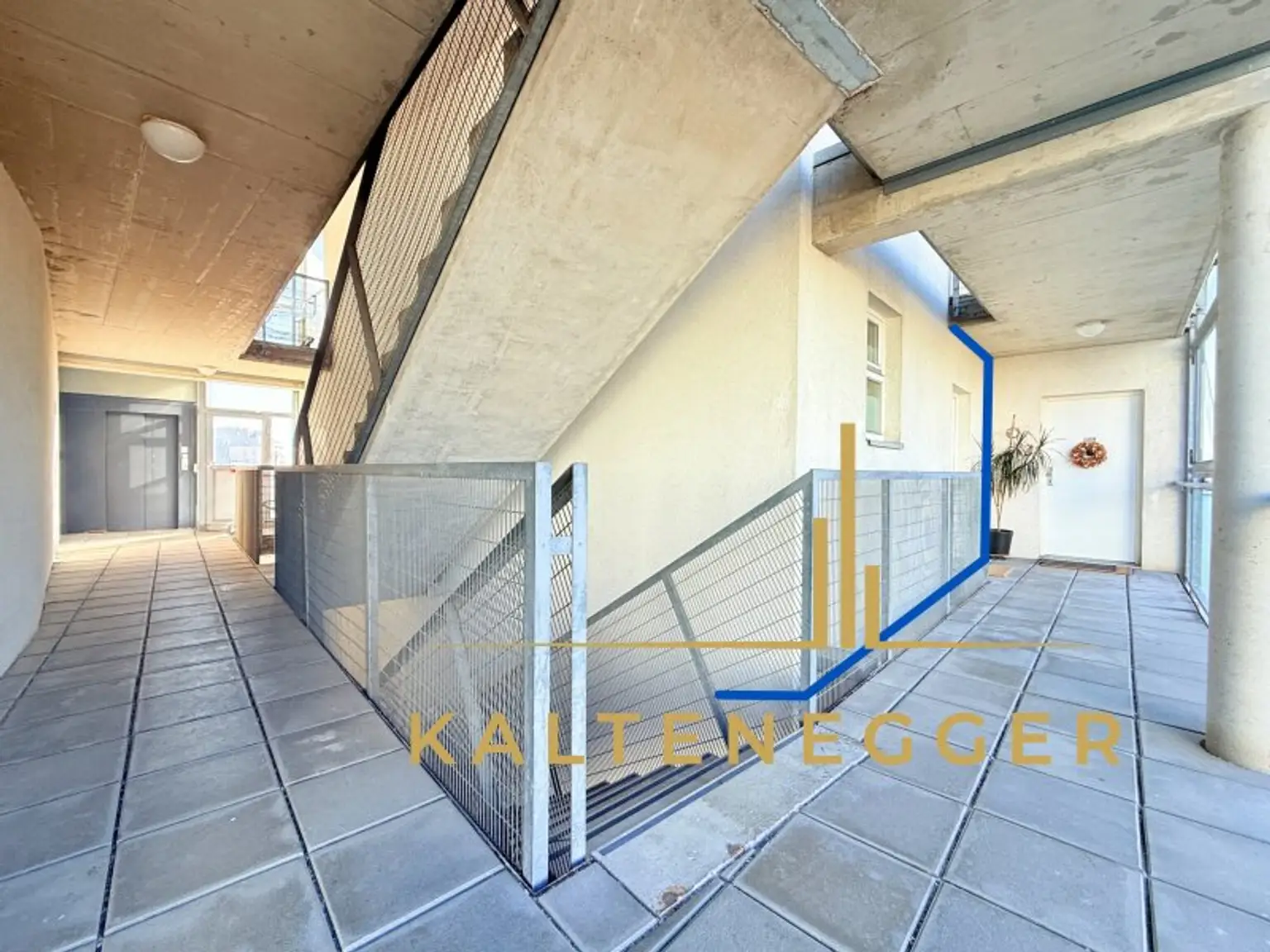 Gang von Lift (links) zur Wohnung