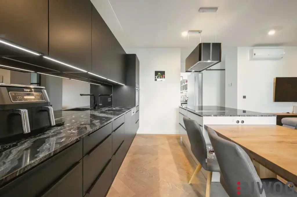 Altbau-Chic im Dachgeschoss | 3-Zimmer Balkonwohnung mit Klimaanlage und Fußbodenheizung