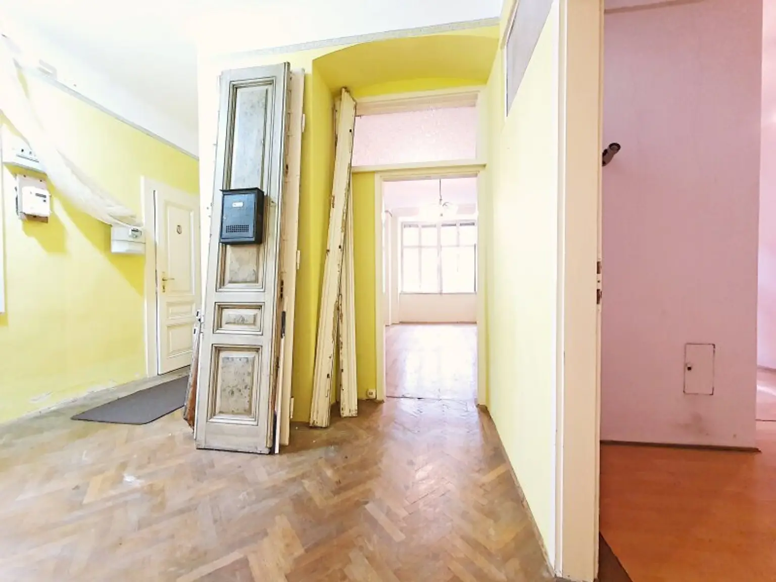 ++NEU++ Sanierungsbedürftige ALTBAU-CHARME & Top-Lage!  2,5-Zimmer-Perle perfekt als Anlage beim Ebner-Eschenbach-Park!