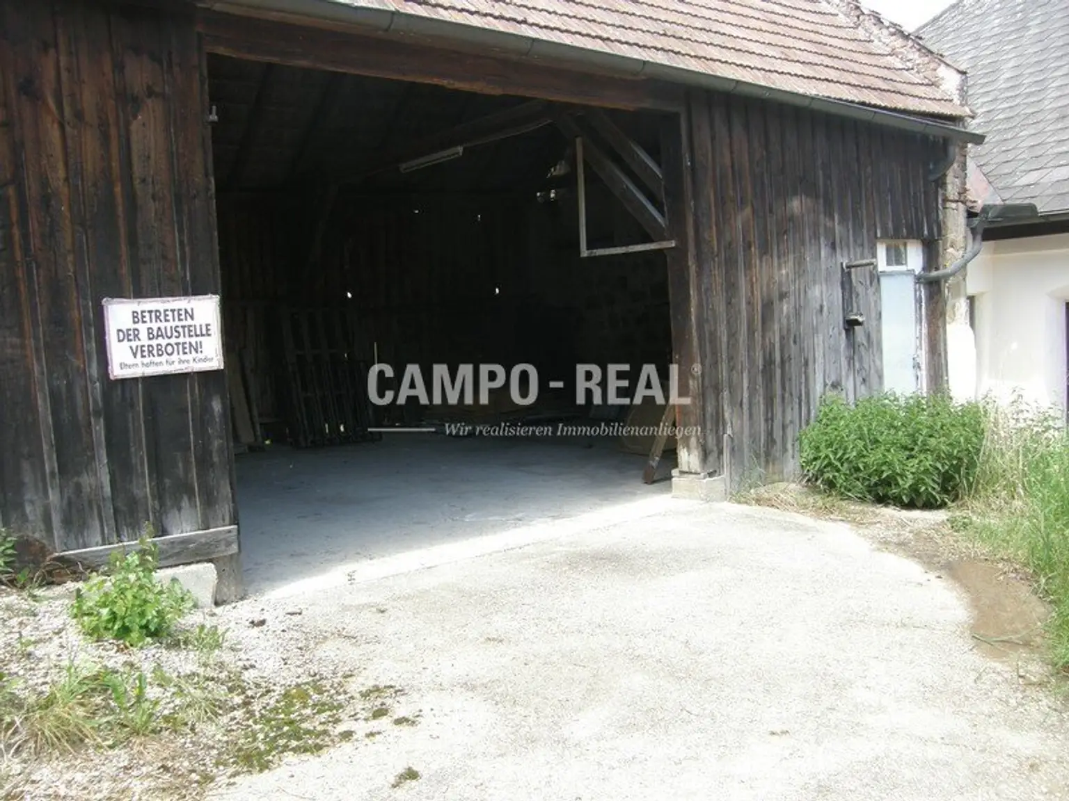 LANDWIRTSCHAFT: Alter Bauernhof mit Wohn- und Wirtschaftsgebäuden, Grill-Platzl und eigener Keller mit ca. 2.800 m2 Grund