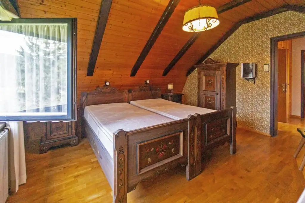 Idyllisches Landhaus in Wohnsiedlung am Waldesrand mitten im Triestingtal, südliches Bergland vor Wien