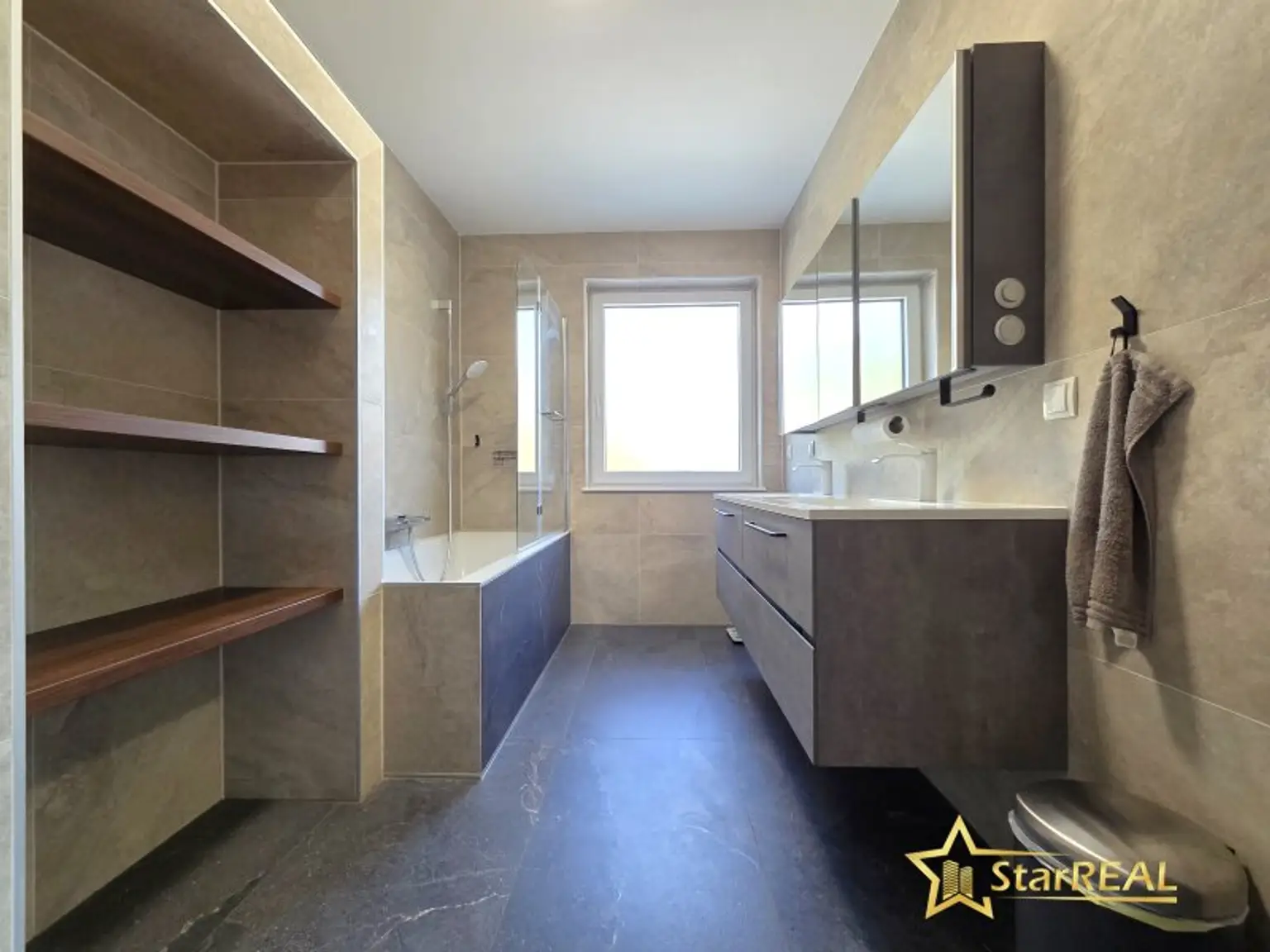 Badezimmer 1 OBERGESCHOSS