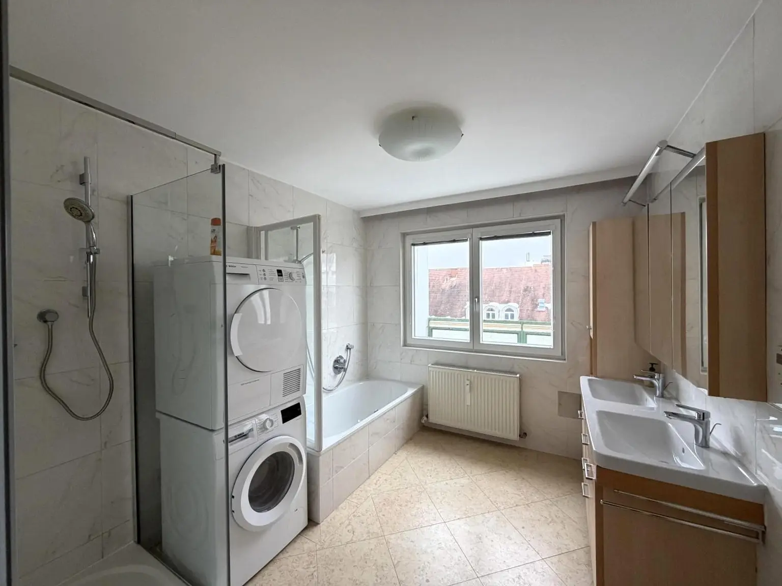 Badezimmer mit Wanne, Du, WM/WT