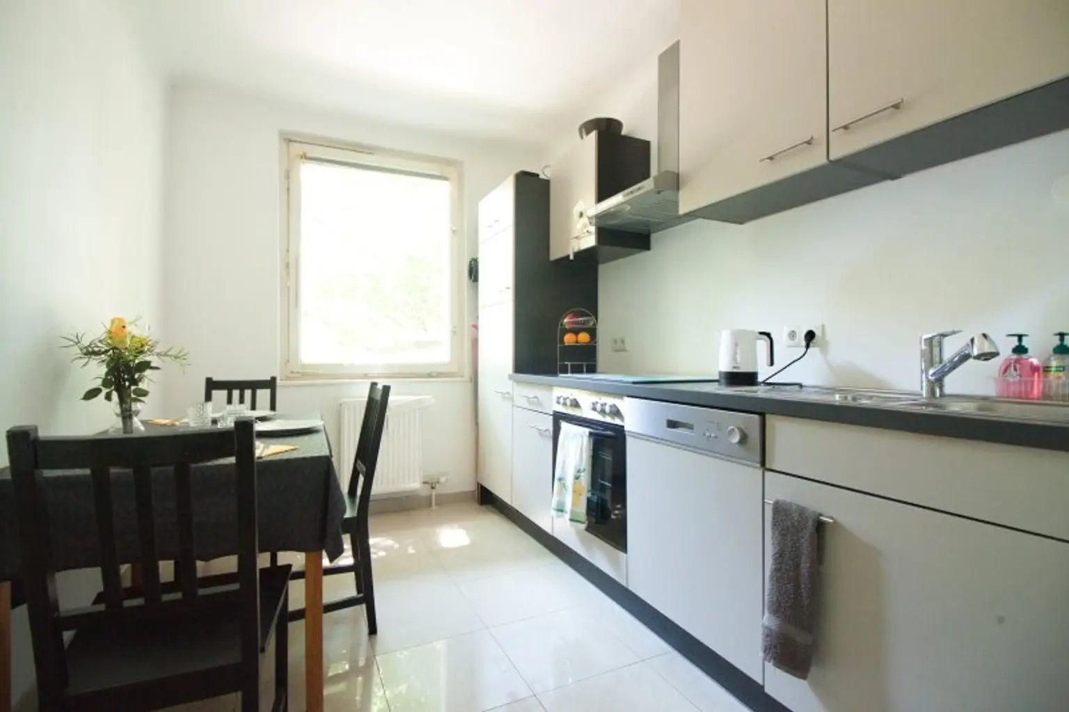 VOLLMÖBLIERT | Loggia mit Grünblick | EUR 1.200,-- inkl. Heizung | TOP Lage Nähe U4 Hietzing