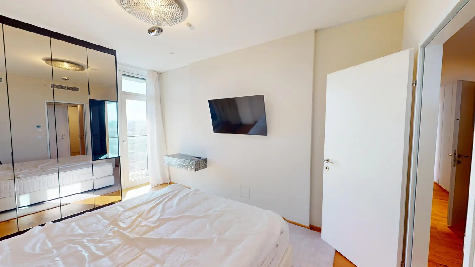 Traumhafte Wohnung im TrIIIple I 32ter Stock I Garage